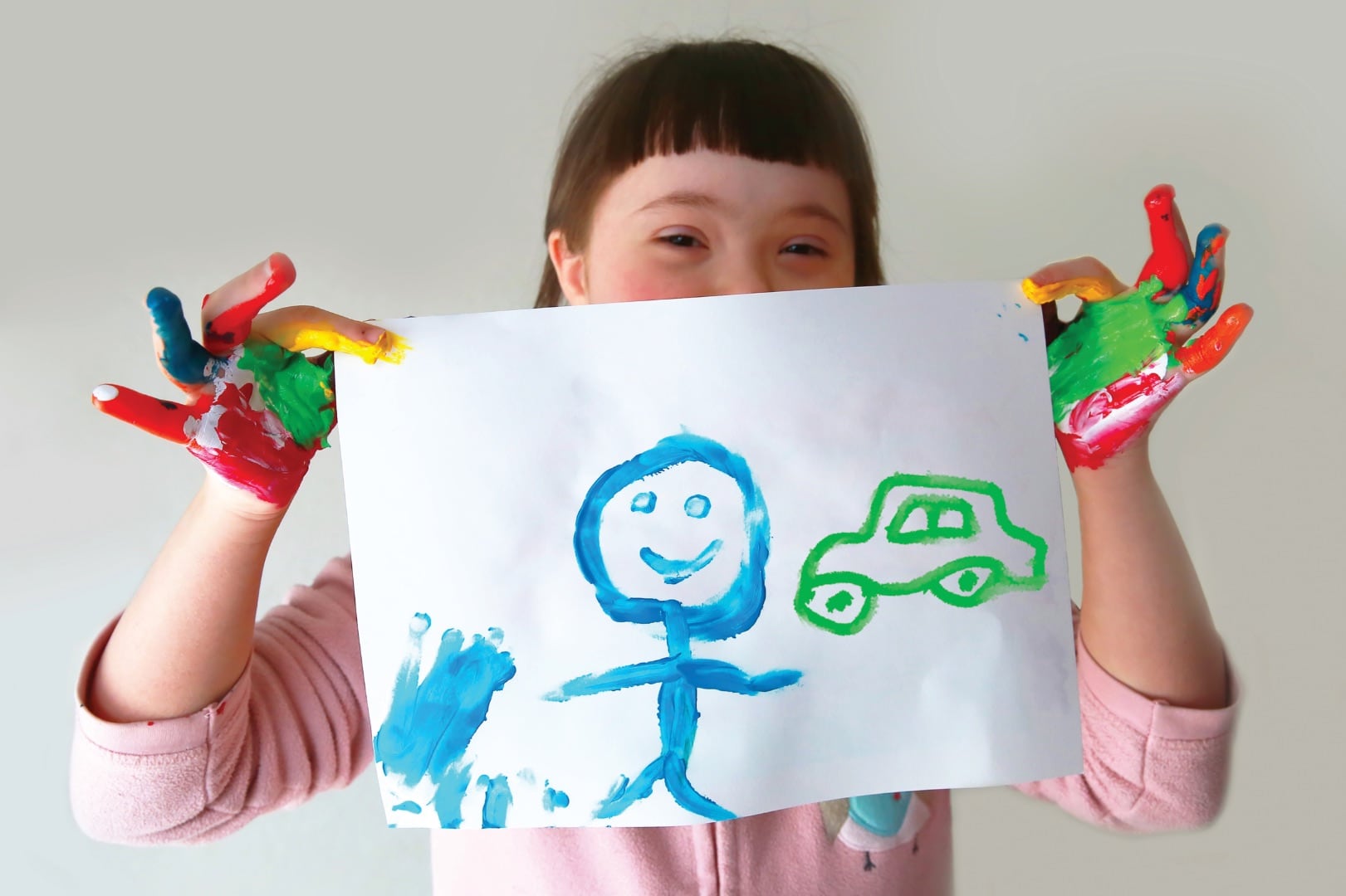 Jeune fille qui montre un dessin