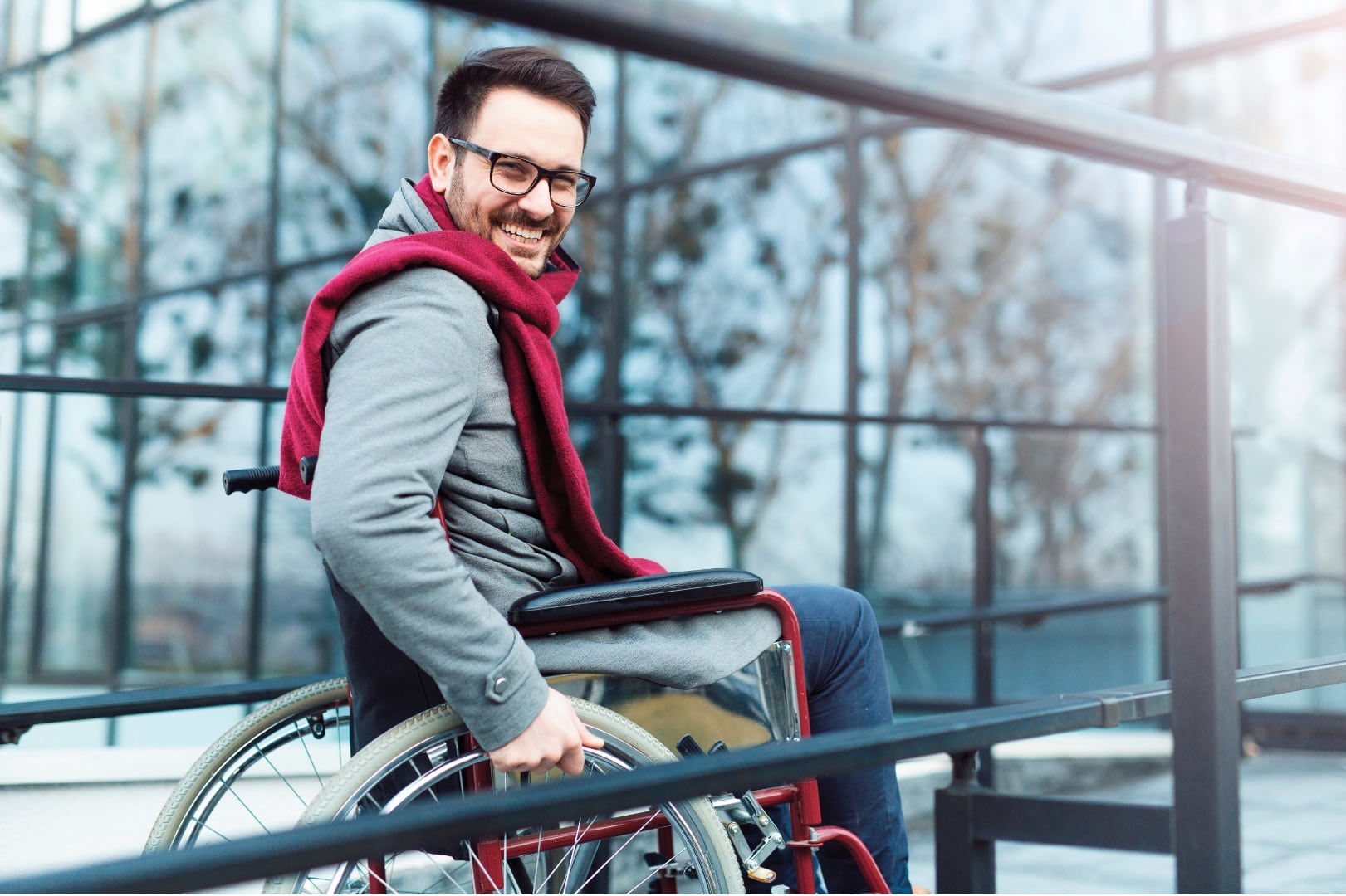 Jeune homme en fauteuil roulant qui sourit