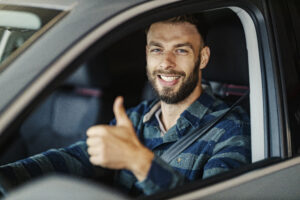 conducteur accompagnateur souriant